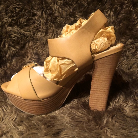 Women’s Cute Chunky Heel Sandal - Picture 3 of 8